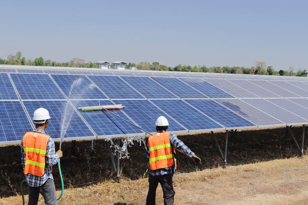 Công nhân vệ sinh tấm pin năng lượng mặt trời